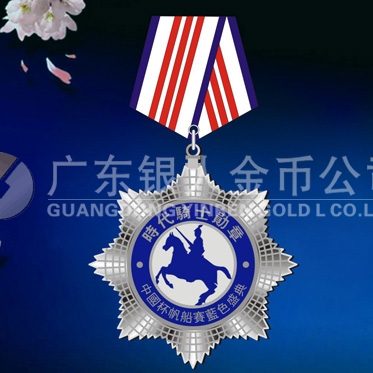 2011年1月：定制設(shè)計(jì)騎士獎(jiǎng)?wù)轮谱鞲邫n紀(jì)念勛章